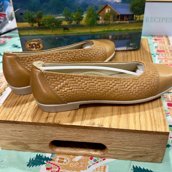 SAS Women's Maui wheat size 10 flats brand new with box;tri-pad comfort - Picture 6 of 13